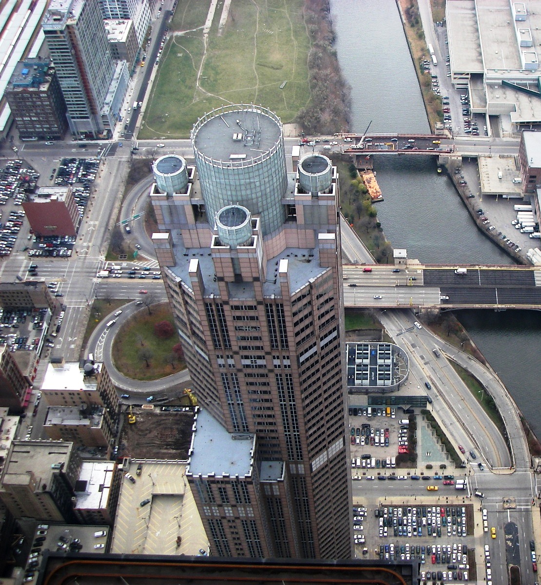 311_South_Wacker_Drive_(Chicago,_IL)_from_the_top_of_the_Willis_Tower_29Nov2007.JPG