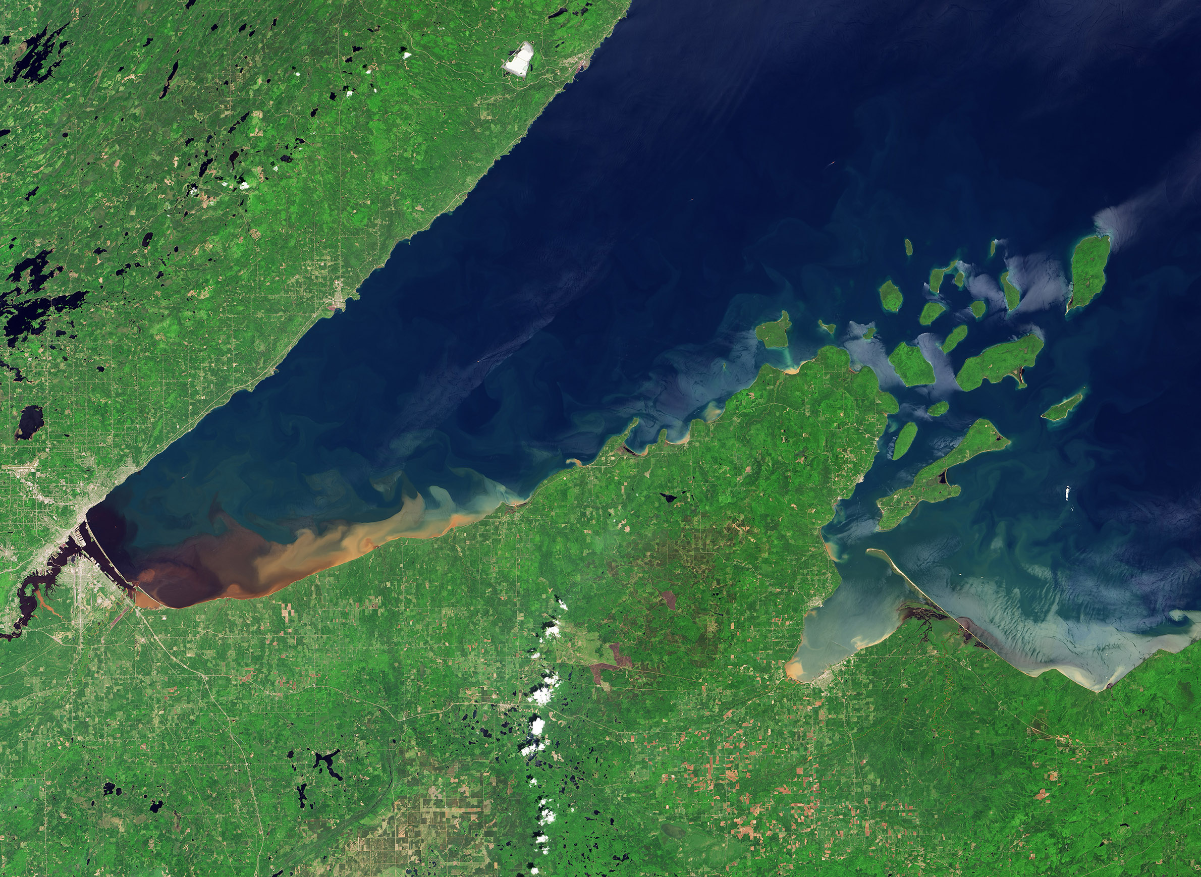 science-climate-flooding-lakesuperior-southshore-satellite-nasa.jpg